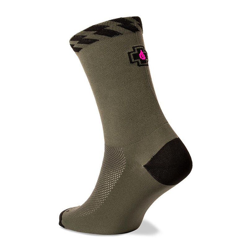 Load image into Gallery viewer, Muc-Off Tech Rider Socks - Green, US 5-6 Sculpted, Seamless Fit
